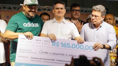 Prefeito David Almeida entrega fomento às escolas de samba e amplia investimentos no Carnaval 2025