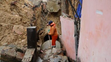 Prefeitura de Manaus trabalha na recuperação de mais de 100 metros de rede de drenagem profunda no bairro Cidade de Deus