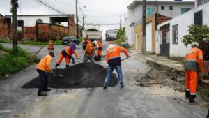 Leia mais sobre o artigo Prefeitura de Manaus recupera trecho do bairro Flores com os serviços de asfalto