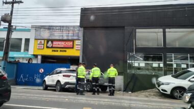 Operação ‘Calçada Livre’ autua 18 veículos por estacionamento irregular na zona Norte