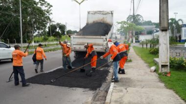 Prefeitura de Manaus realiza serviços de manutenção asfáltica no bairro Novo Aleixo