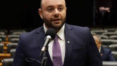 ”Dinheiro público não pode financiar o crime”, defende Fausto Jr. ao assinar Lei Anti-Oruam