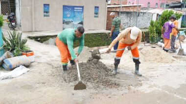 Prefeitura conclui trabalhos de contenção de rip-rap e recuperação de calçada na rua Monte Everest no bairro Petrópolis