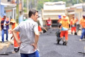 Leia mais sobre o artigo Vice-prefeito Renato Junior vistoria frentes de obras no bairro Cidade de Deus