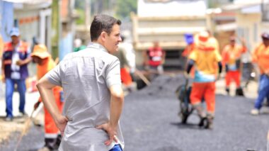 Vice-prefeito Renato Junior vistoria frentes de obras no bairro Cidade de Deus