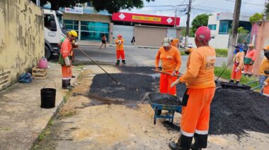 Avenida Constantino Nery recebe serviço de recuperação asfáltica da prefeitura