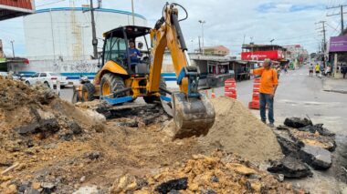 Prefeitura de Manaus interdita rua do bairro Tancredo Neves para recuperar rede de drenagem profunda