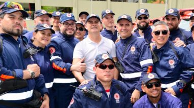 Prefeito David Almeida entrega 15 novas ambulâncias e destaca reforço no atendimento do Samu