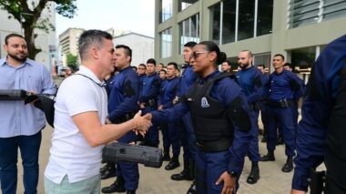 Prefeito David Almeida entrega armamento para 50 novos guardas municipais e fortalece segurança pública na cidade