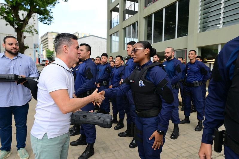 Leia mais sobre o artigo Prefeito David Almeida entrega armamento para 50 novos guardas municipais e fortalece segurança pública na cidade