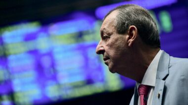 Omar Aziz lidera pesquisa e pode vencer no 1º. turno