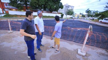 Prefeito de Manaus em exercício Renato Junior vistoria intervenção viária na avenida Max Teixeira para melhorar trânsito na entrada do conjunto São Judas Tadeu