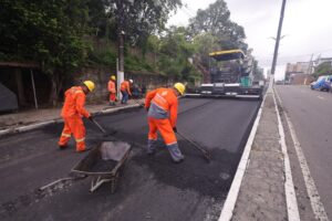 Leia mais sobre o artigo Prefeitura avança na etapa de aplicação de asfalto na avenida Maceió no quinto dia de obra