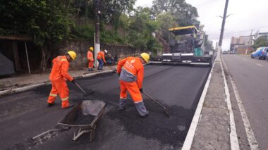 Prefeitura avança na etapa de aplicação de asfalto na avenida Maceió no quinto dia de obra