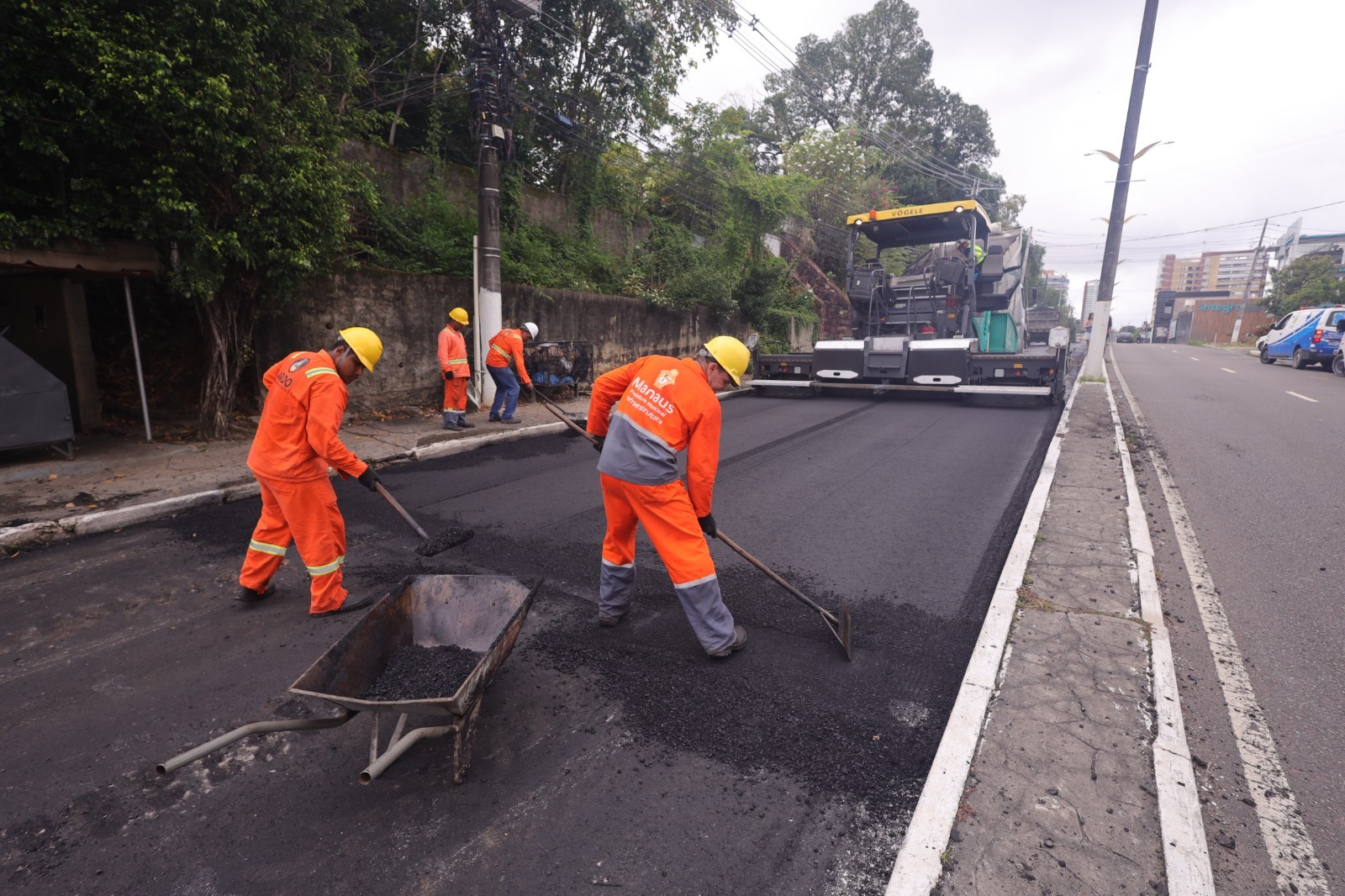 No momento, você está visualizando Prefeitura avança na etapa de aplicação de asfalto na avenida Maceió no quinto dia de obra