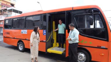 Prefeitura de Manaus recebe novo ônibus para o serviço ‘TransPorta’