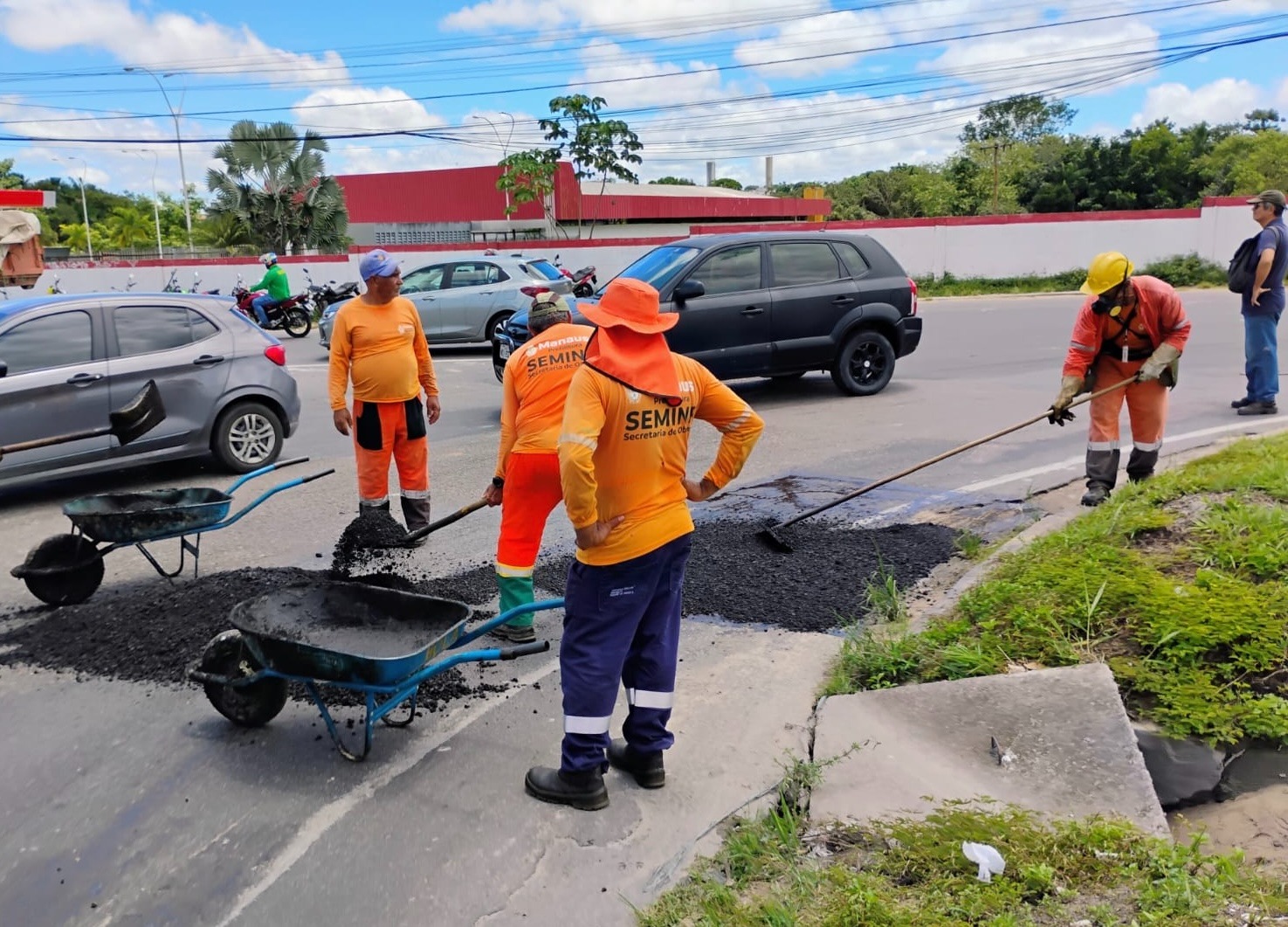 Leia mais sobre o artigo Prefeitura de Manaus atende solicitação de moradores com serviços de recuperação asfáltica