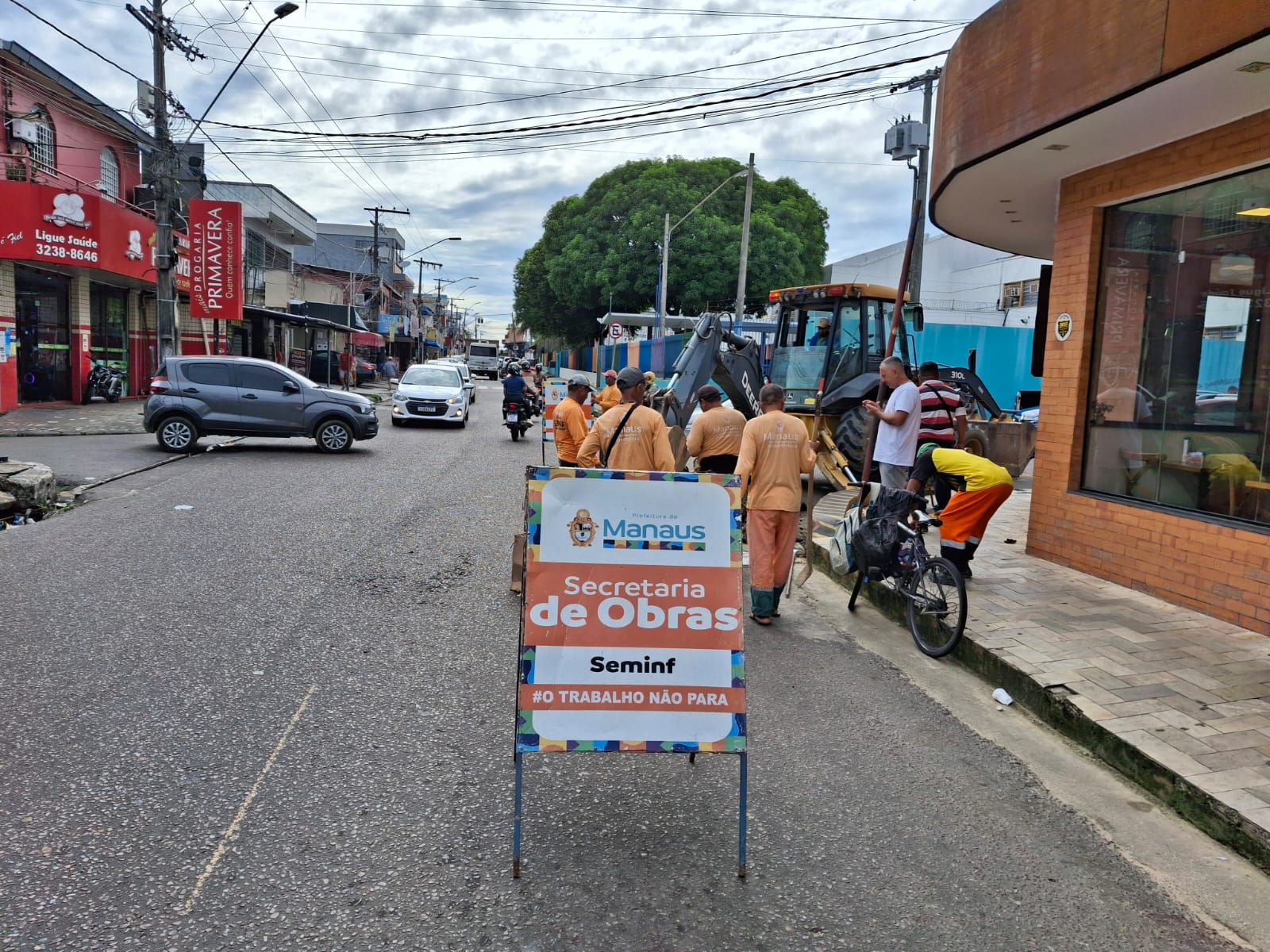 No momento, você está visualizando Prefeitura de Manaus recupera redes de drenagem profunda no bairro Alvorada