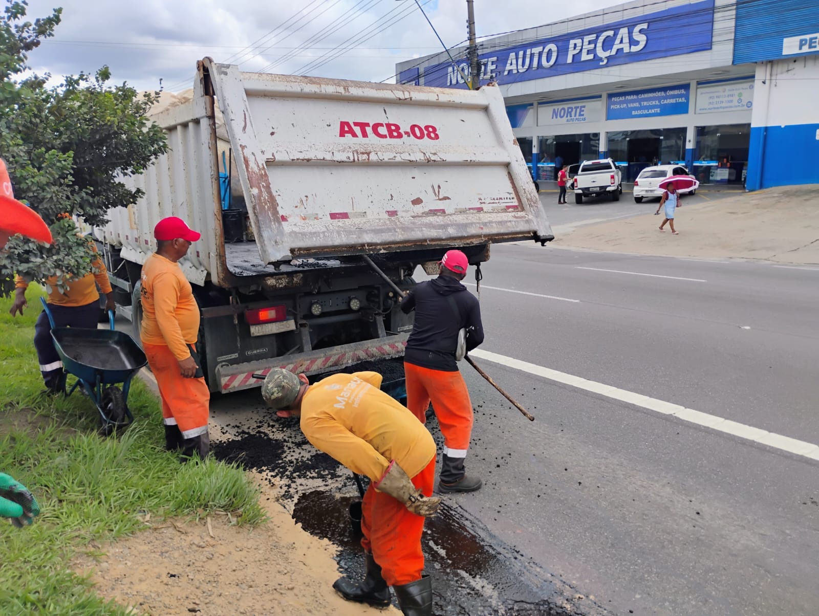 No momento, você está visualizando Prefeitura de Manaus intensifica serviços de recuperação asfáltica na avenida Torquato Tapajós