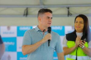 Leia mais sobre o artigo Prefeito David Almeida anuncia criação de programa que irá possibilitar aquisição de 320 ônibus do transporte complementar e 100 táxis que operam no aeroporto