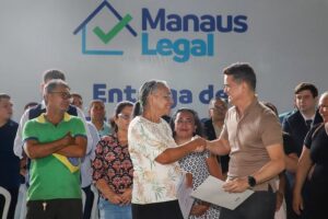 Leia mais sobre o artigo Prefeito David Almeida entrega 1.000 registros de imóveis a famílias do bairro Zumbi dos Palmares