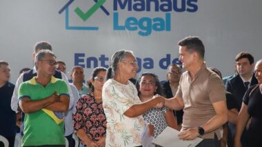 Prefeito David Almeida entrega 1.000 registros de imóveis a famílias do bairro Zumbi dos Palmares