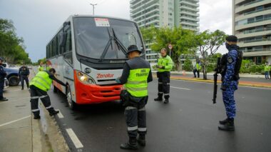 Prefeitura de Manaus realiza operação de combate ao transporte clandestino na Ponta Negra