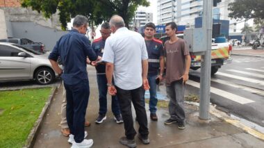 Prefeitura de Manaus atua em afundamento na rua Salvador e notifica empresa e concessionária para reparo na via