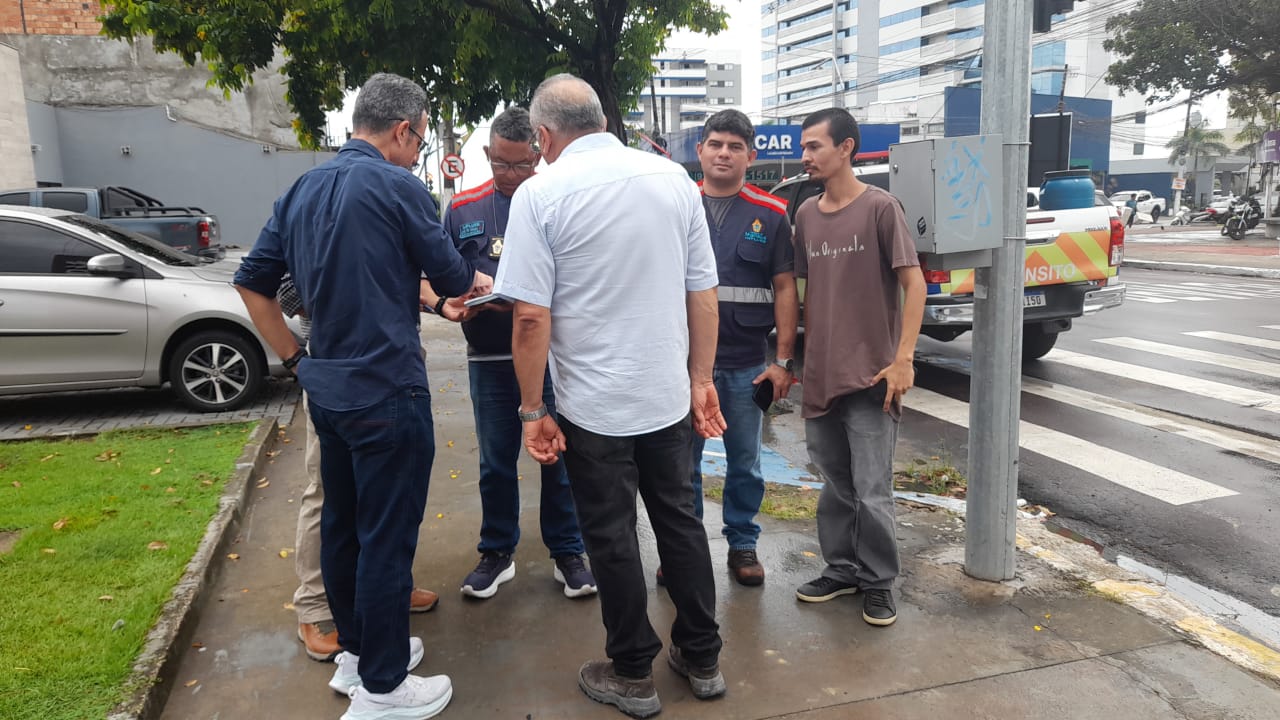 No momento, você está visualizando Prefeitura de Manaus atua em afundamento na rua Salvador e notifica empresa e concessionária para reparo na via