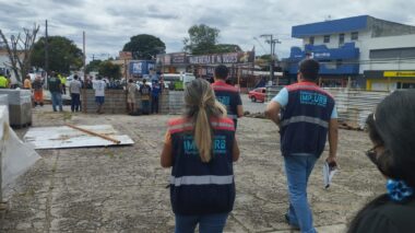 Equipe da prefeitura retira tapume que avançava para área pública e praça no bairro Planalto