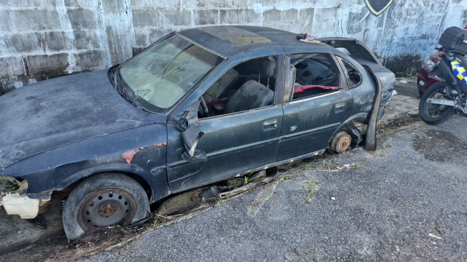 No momento, você está visualizando Prefeitura remove sucatas de veículos abandonados na zona Norte de Manaus