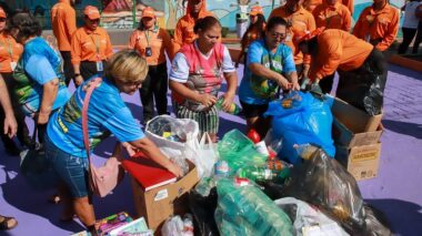 Prefeitura de Manaus realiza ação itinerante de educação ambiental e coleta seletiva no bairro Compensa