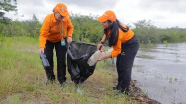 Prefeitura de Manaus realiza ação de limpeza no rio Tarumã-Açu com apoio da comunidade e da Ambev