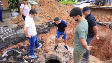 Prefeito David Almeida está nas ruas neste domingo executando obras de infraestrutura viária