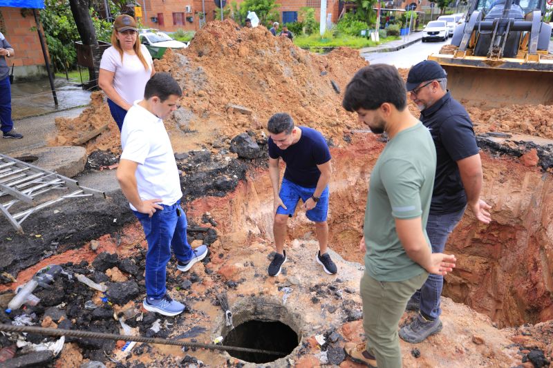 No momento, você está visualizando Prefeito David Almeida está nas ruas neste domingo executando obras de infraestrutura viária