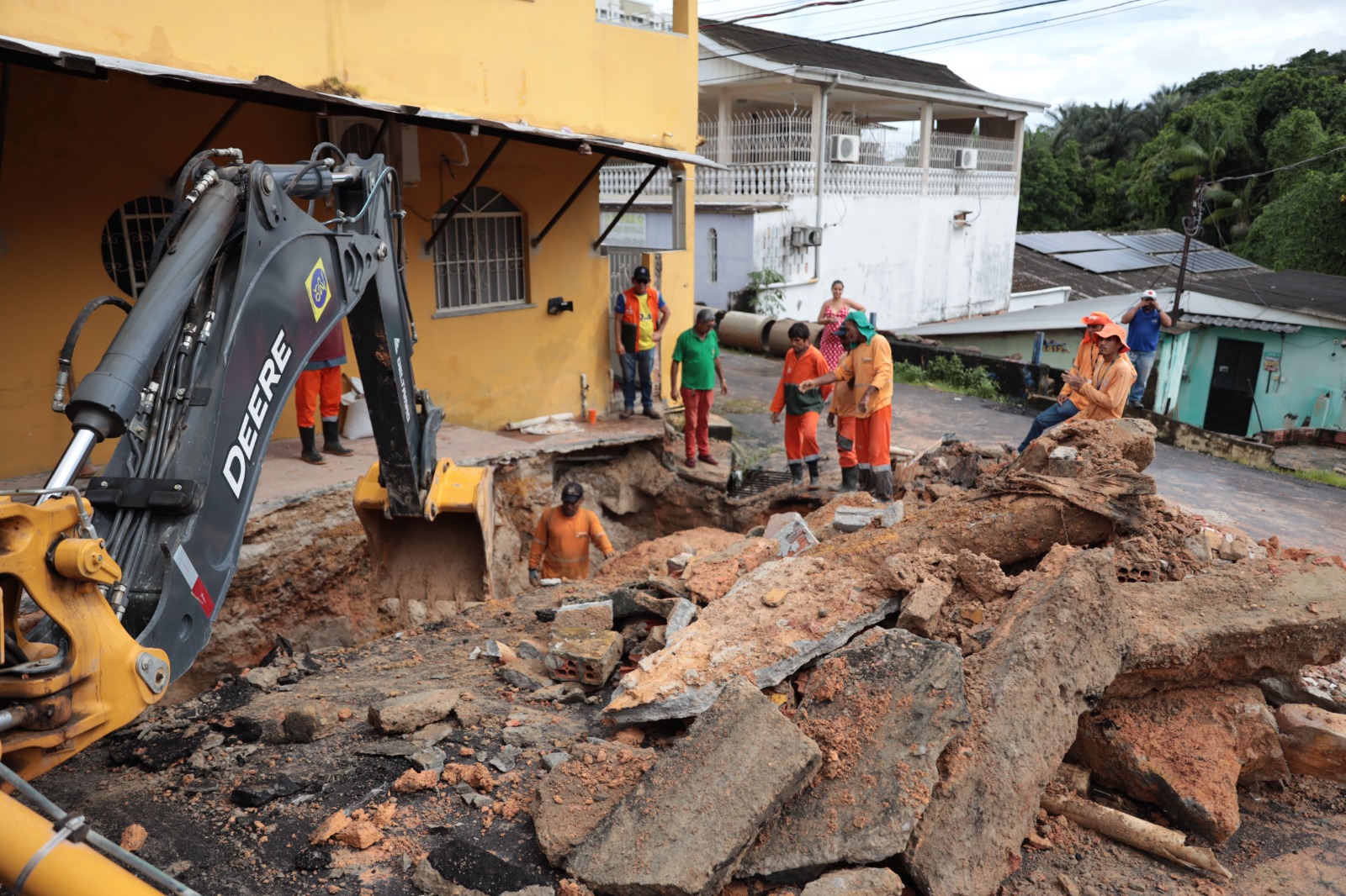 No momento, você está visualizando Prefeitura de Manaus atende moradores do bairro São Francisco e atua de forma emergencial na recuperação de rede de drenagem