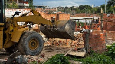 Prefeitura atua com demolição administrativa em início de ocupação em Área de Preservação Permanente no Tarumã