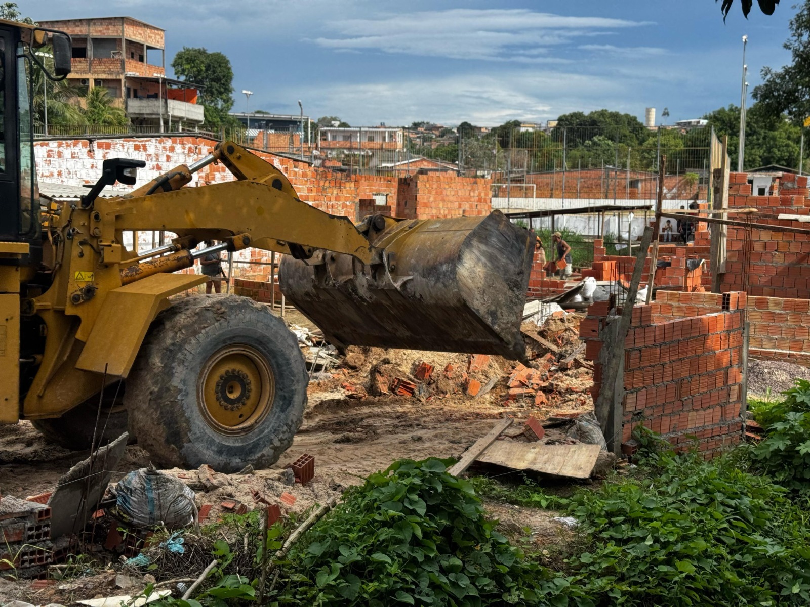 No momento, você está visualizando Prefeitura atua com demolição administrativa em início de ocupação em Área de Preservação Permanente no Tarumã