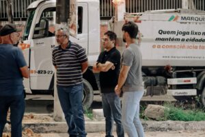 Leia mais sobre o artigo Prefeito em exercício Jander Lobato acompanha implantação do último tubo da nova rede de drenagem profunda na avenida Maceió