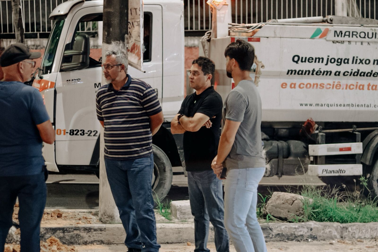 No momento, você está visualizando Prefeito em exercício Jander Lobato acompanha implantação do último tubo da nova rede de drenagem profunda na avenida Maceió