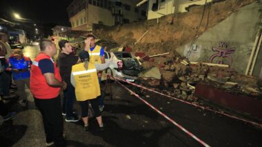 Prefeito de Manaus em exercício Renato Junior mobiliza equipes e presta assistência a vítimas após desabamento de muro no bairro Praça 14 de Janeiro