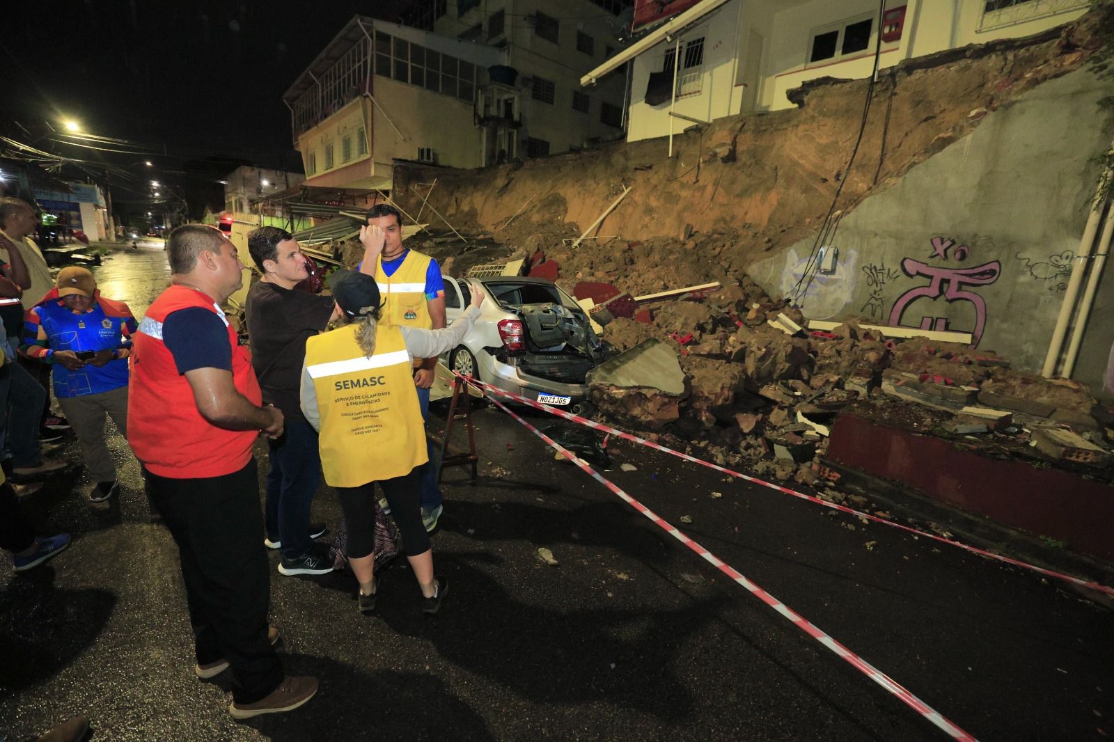 No momento, você está visualizando Prefeito de Manaus em exercício Renato Junior mobiliza equipes e presta assistência a vítimas após desabamento de muro no bairro Praça 14 de Janeiro