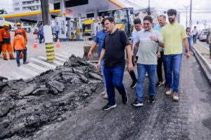 Leia mais sobre o artigo Prefeito de Manaus em exercício Renato Junior fiscaliza substituição de drenagem profunda e prevê liberação da avenida Maceió nesta quarta-feira, 5/3