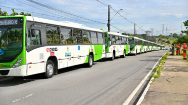 Prefeito David Almeida entrega 19 novos ônibus e alcança marca de 440 veículos renovados durante sua gestão