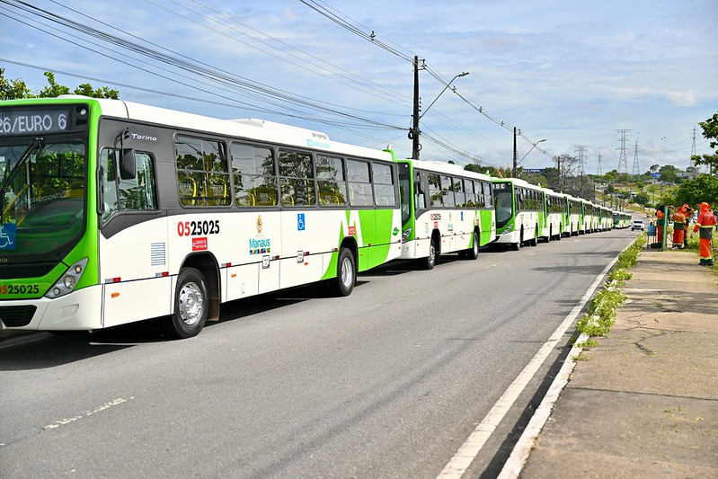 No momento, você está visualizando Prefeito David Almeida entrega 19 novos ônibus e alcança marca de 440 veículos renovados durante sua gestão