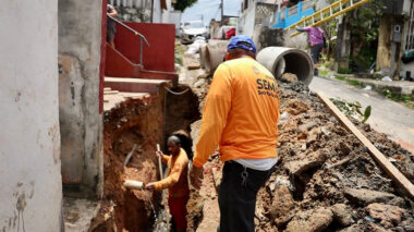 Prefeitura de Manaus atende solicitação de moradores da Compensa e trabalha na recuperação de rede de drenagem profunda