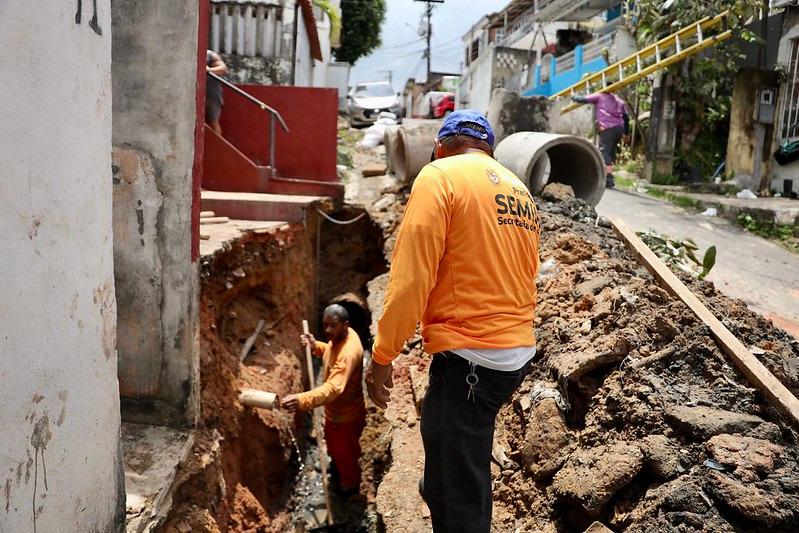 Leia mais sobre o artigo Prefeitura de Manaus atende solicitação de moradores da Compensa e trabalha na recuperação de rede de drenagem profunda