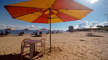 Com rio na cota de 25m e intensas chuvas na região, Prefeitura alerta para horários de banho na praia da Ponta Negra