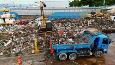 Prefeito David Almeida acompanha operação de transbordo e celebra redução em mais de 50% do volume de lixo retirado do rio Negro após instalação de ecobarreiras