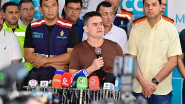 Prefeito David Almeida anuncia ações de combate aos impactos das chuvas com tecnologia e assistência às famílias afetadas